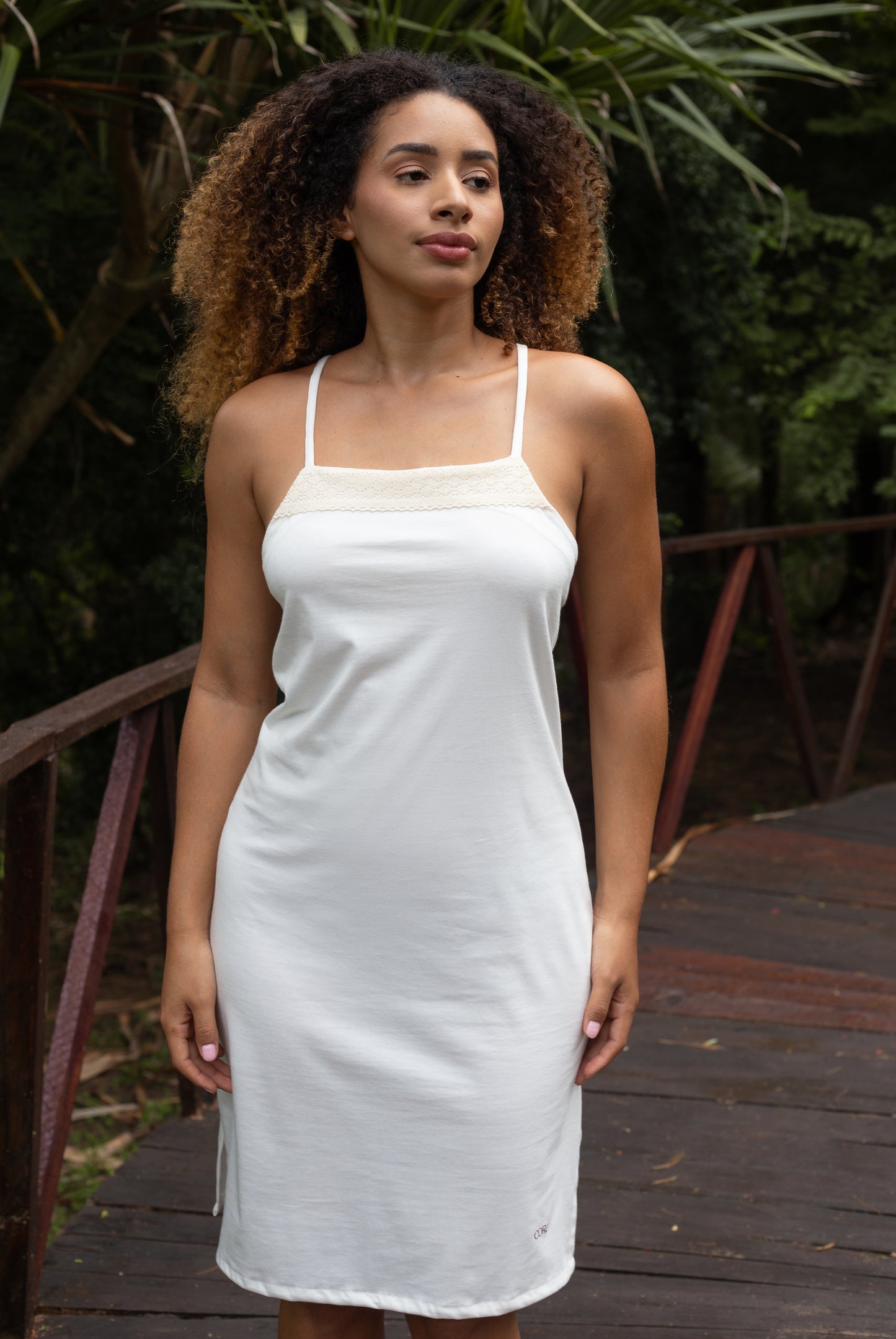Camisola Feminina Respira em Algodão Orgânico com Renda e Fenda Lateral – Cora Íntima