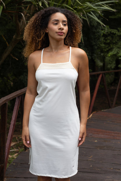 Camisola Feminina Respira em Algodão Orgânico com Renda e Fenda Lateral – Cora Íntima